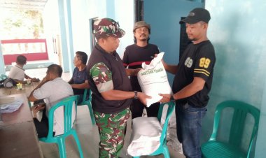 Babinsa Ciampea Kawal Penyaluran Bantuan Pangan Beras kepada Warga